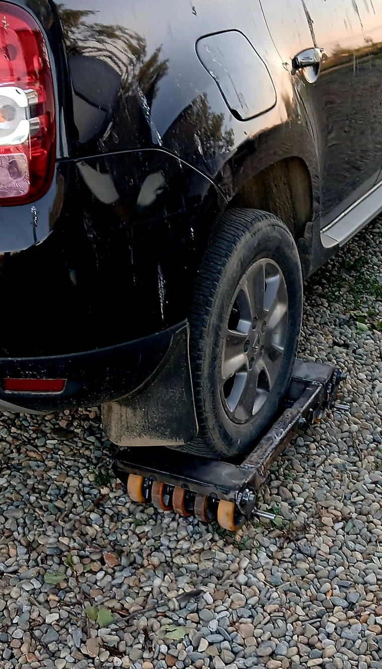 Dacia Duster cu roată blocată, pregătită pentru transport