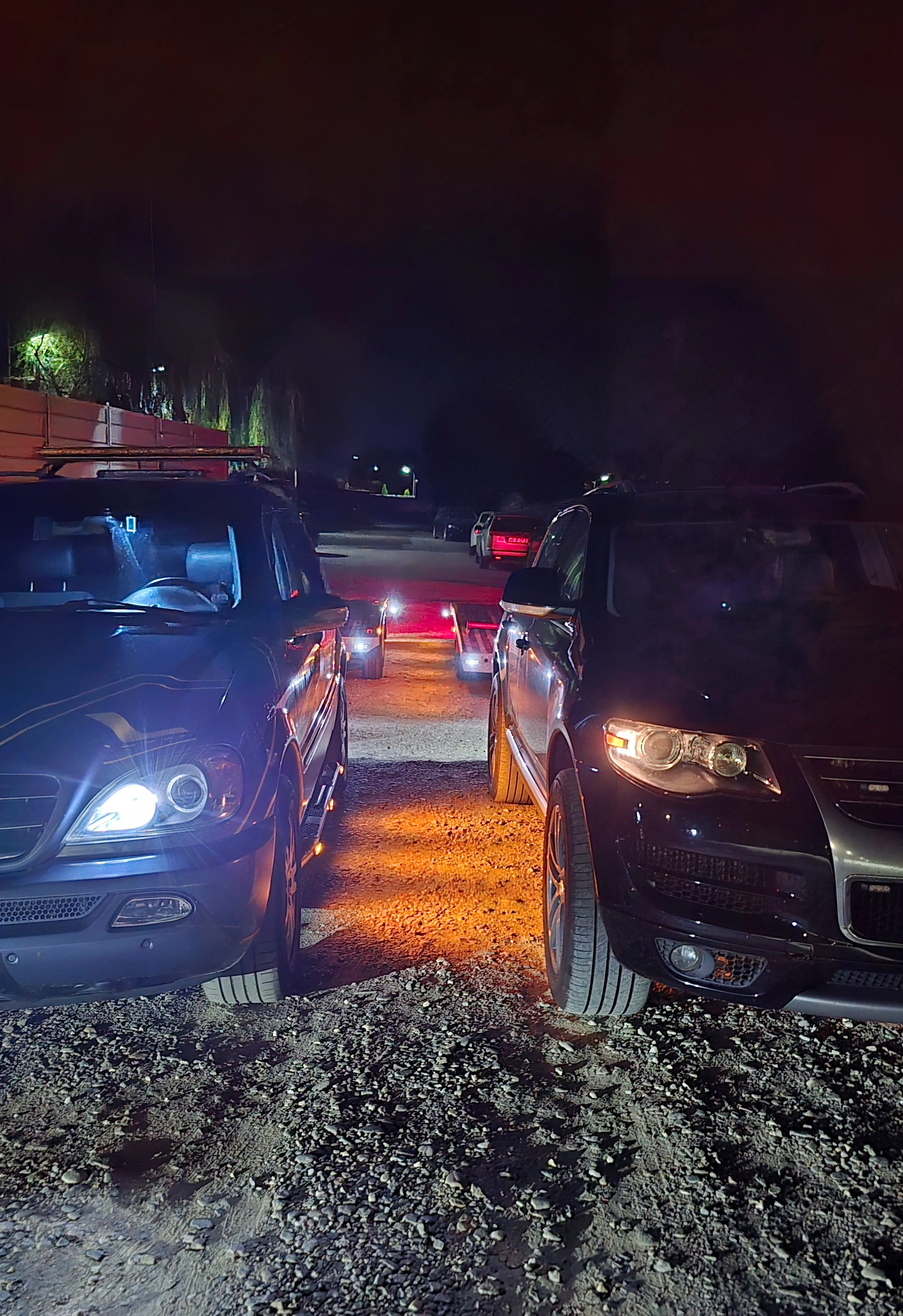 SUV-uri Mercedes și Volkswagen la o intervenție pe timp de noapte