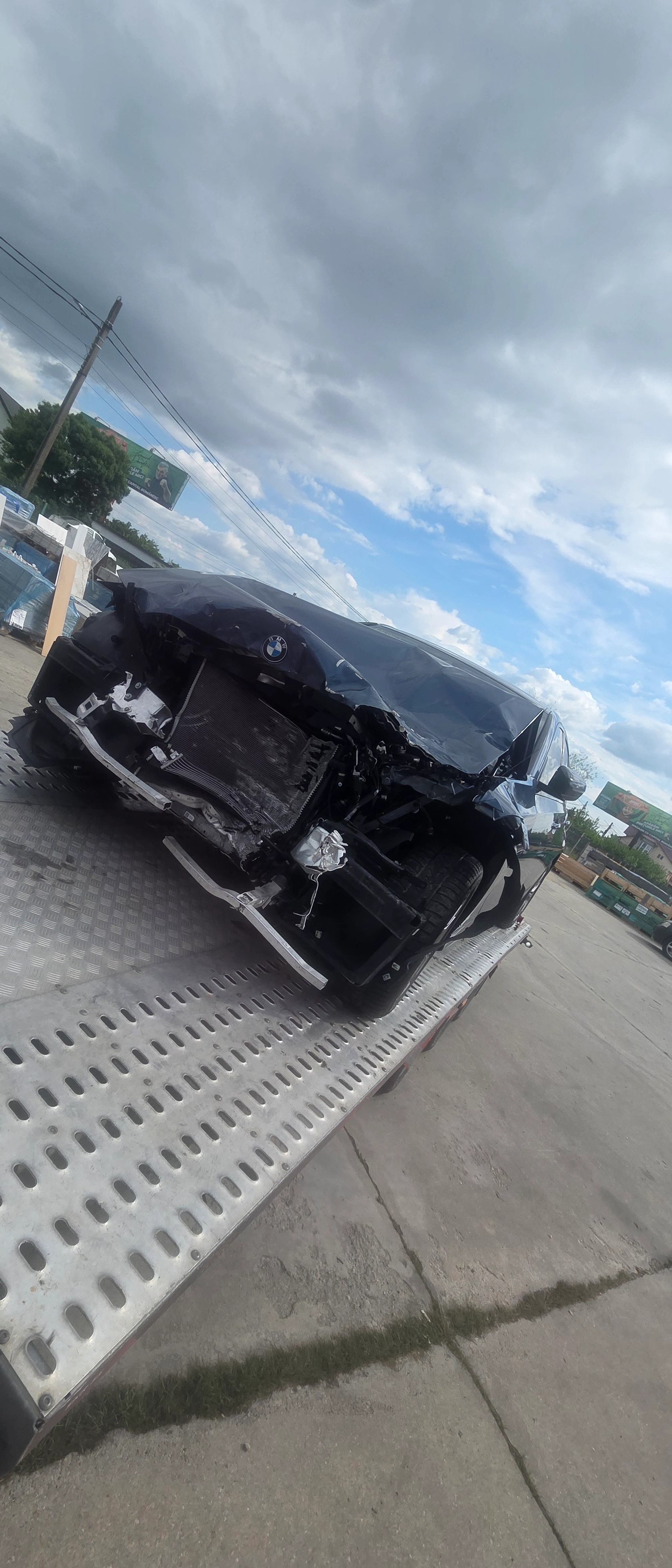 BMW accidentat transportat pe platformă