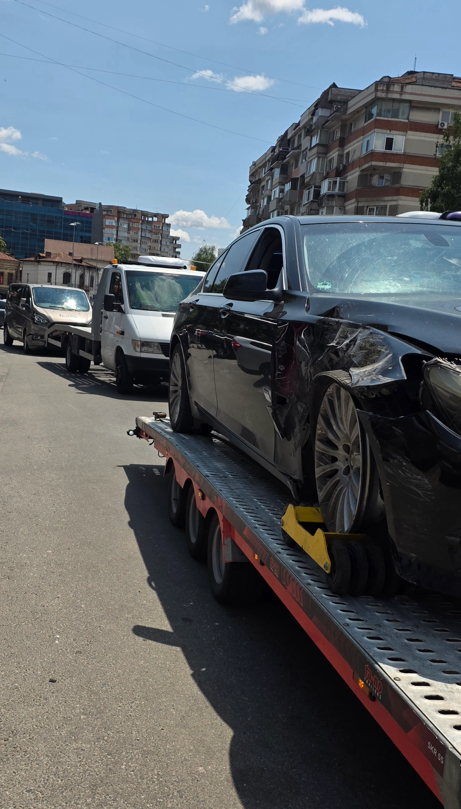 BMW Seria 5 avariat transportat pe platformă