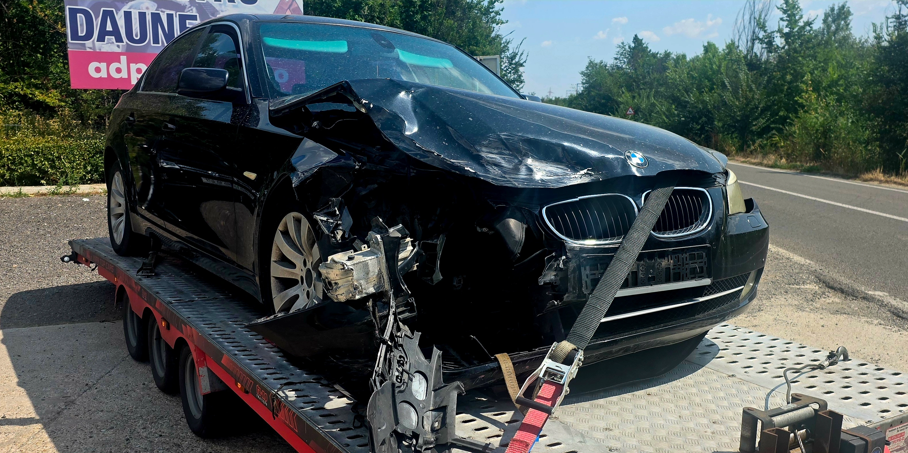 BMW Seria 5 avariat transportat pe platformă
