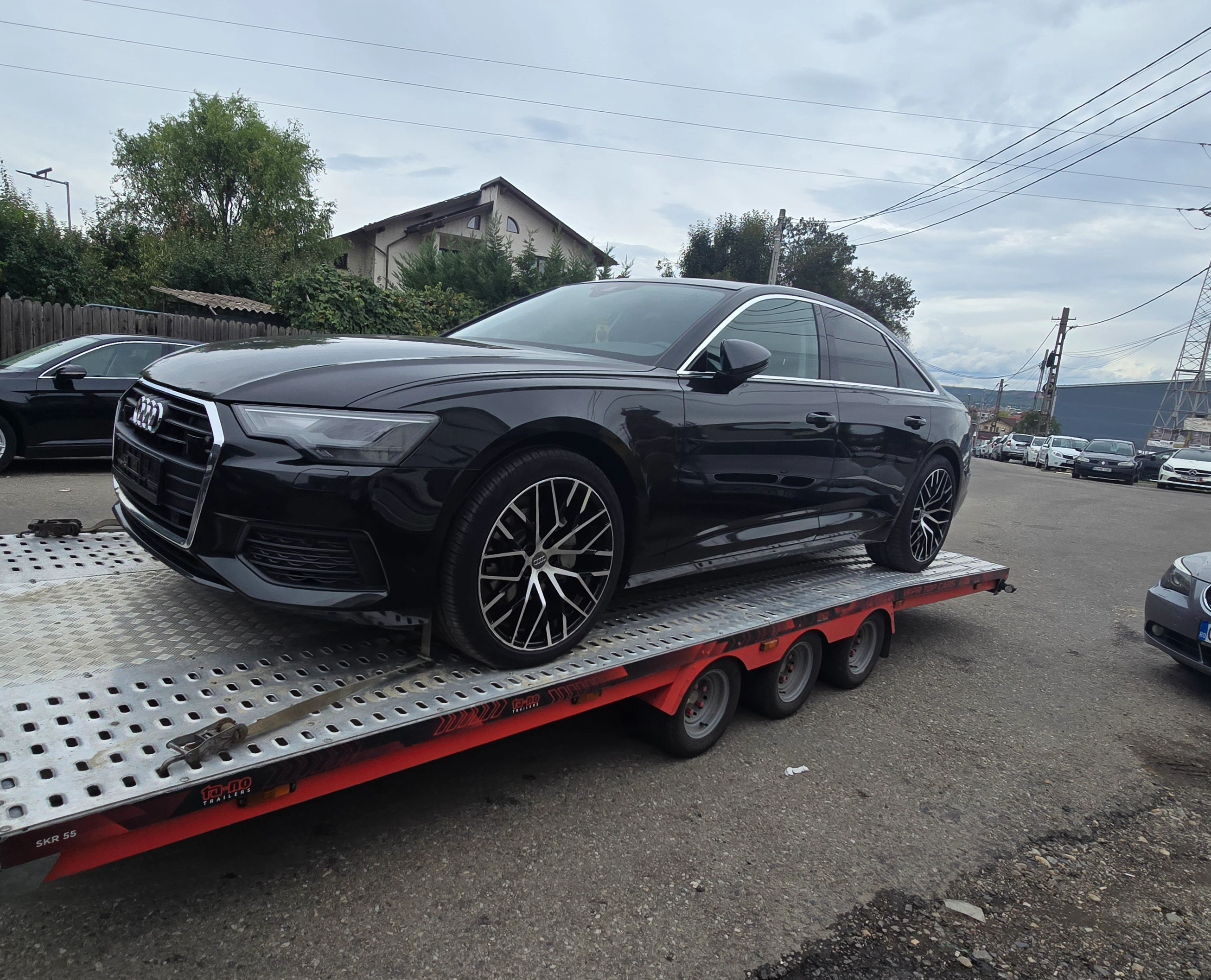 Audi A6 transportat pe platformă