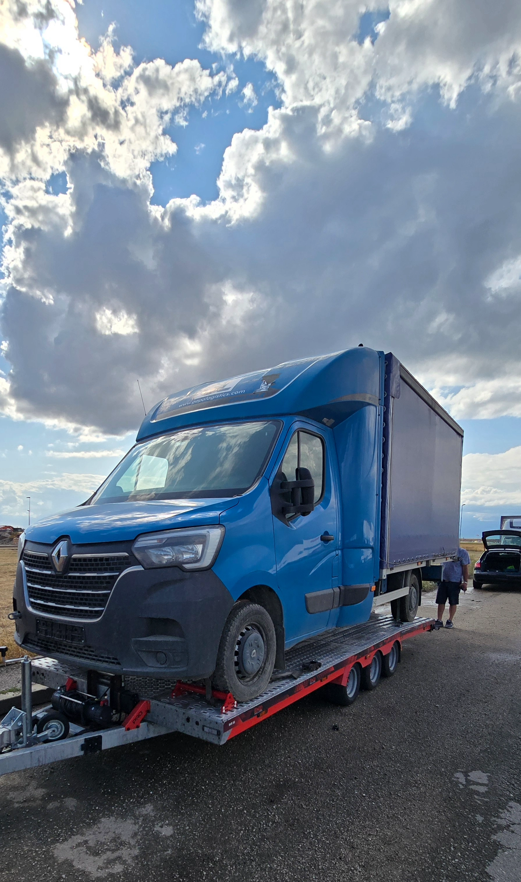Autoutilitară Renault transportată pe platformă