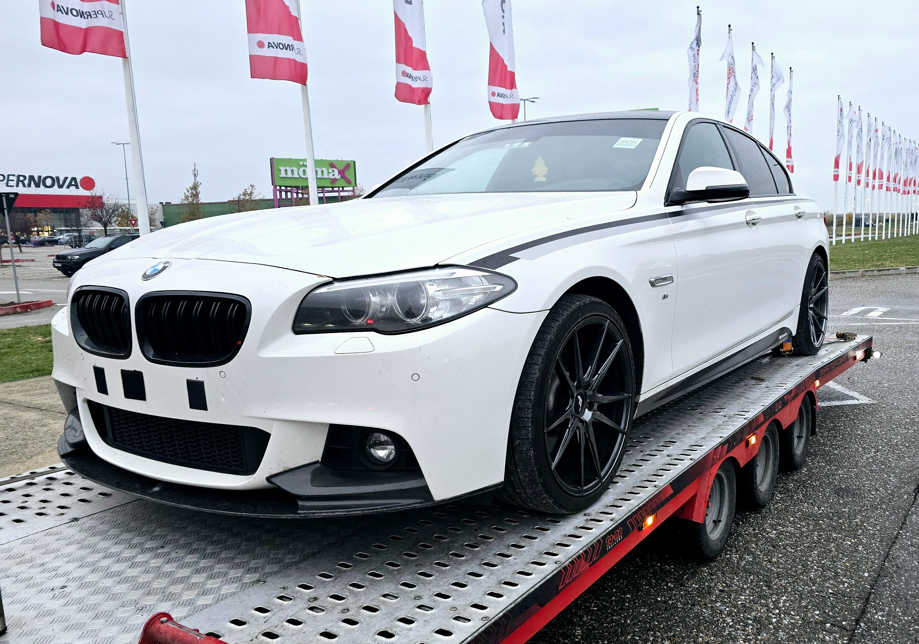 BMW Seria 5 transportat pe platformă