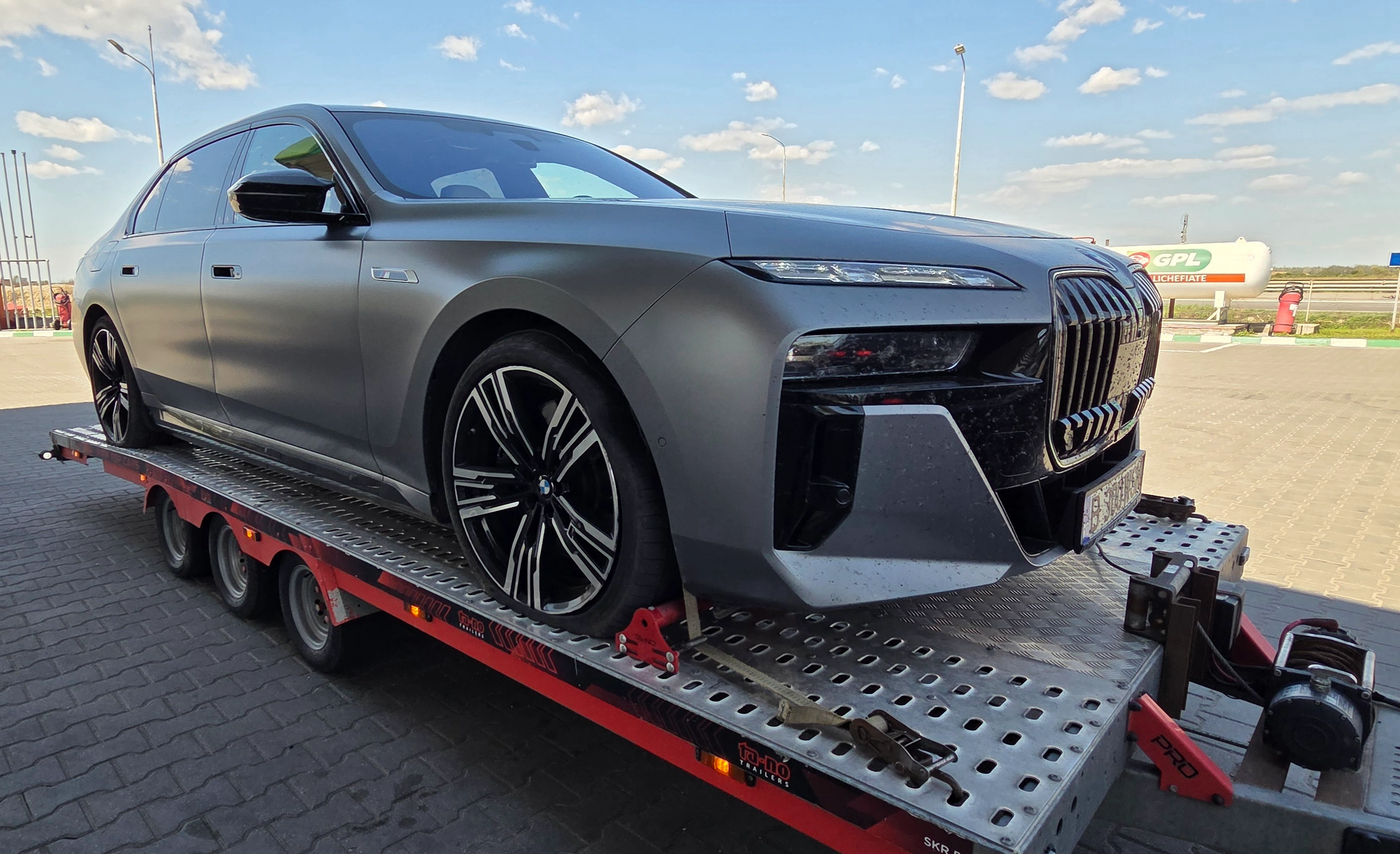 BMW Seria 7 transportat pe platforma TractariAG