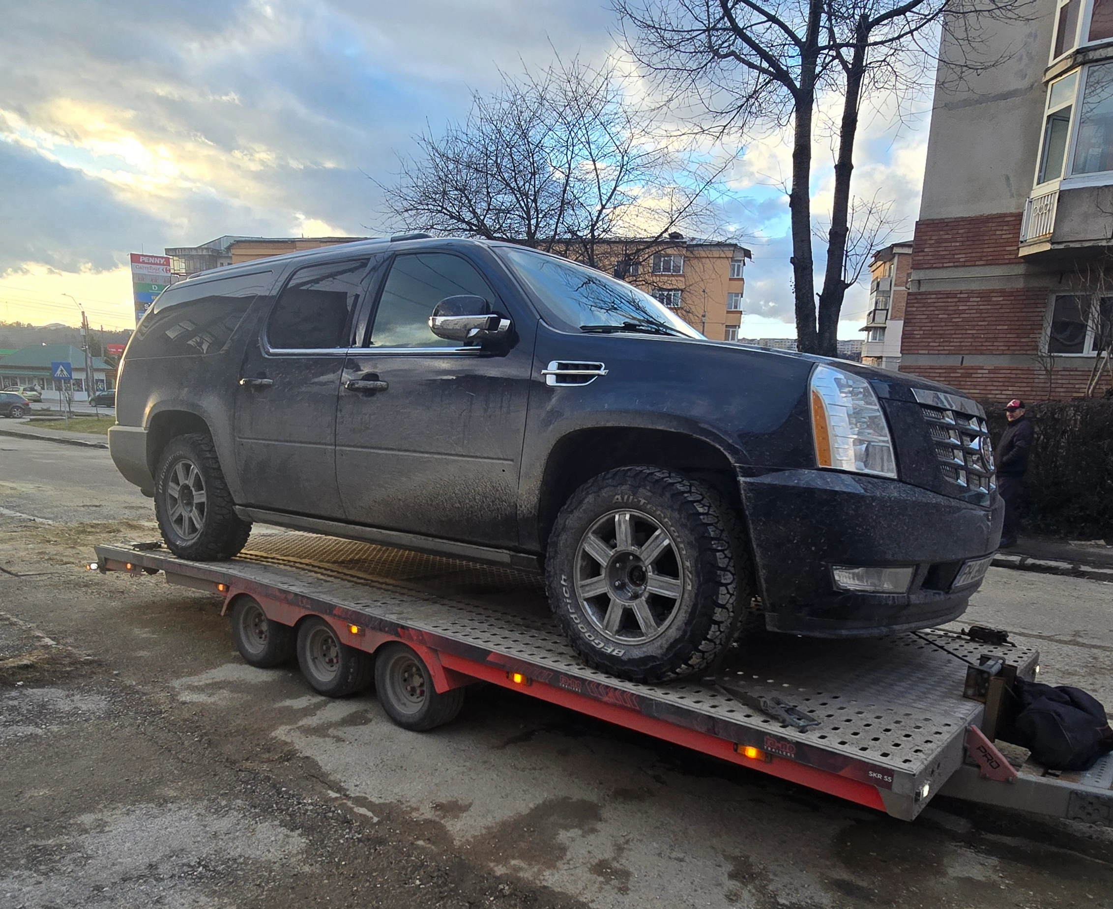 Cadillac Escalade transportat pe platforma TractariAG