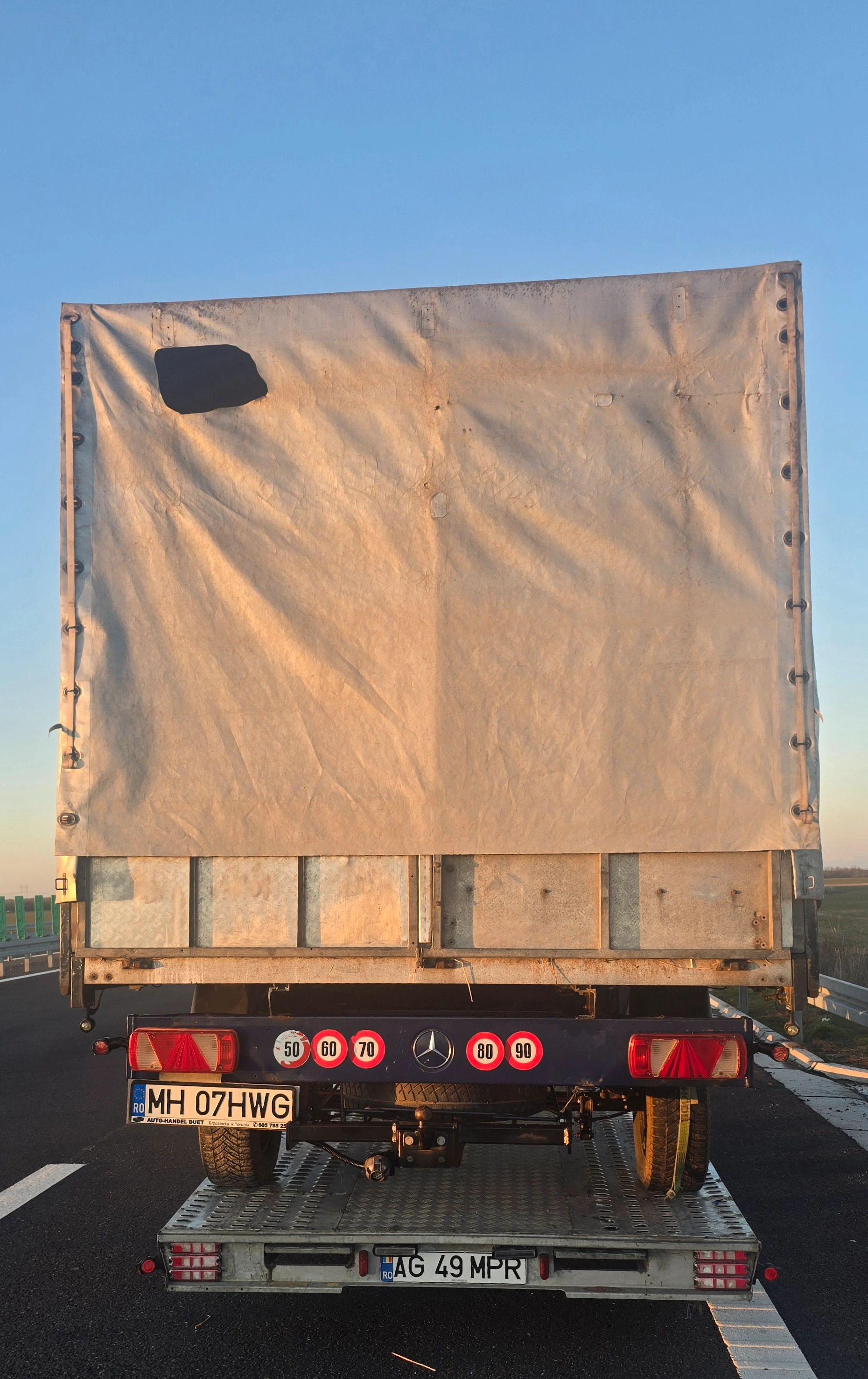 Camion Mercedes transportat pe platformă