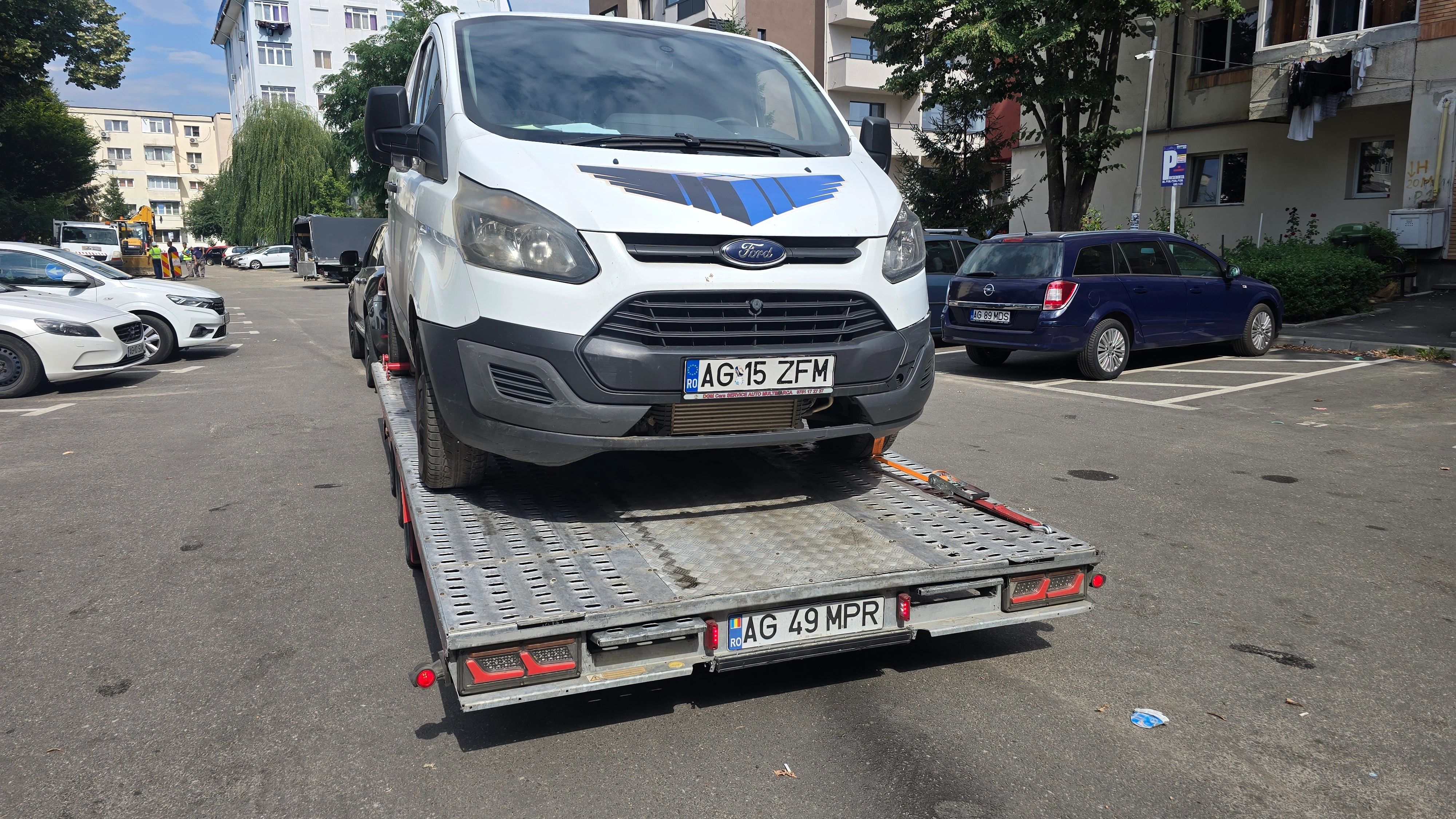 Ford Transit transportat pe platformă