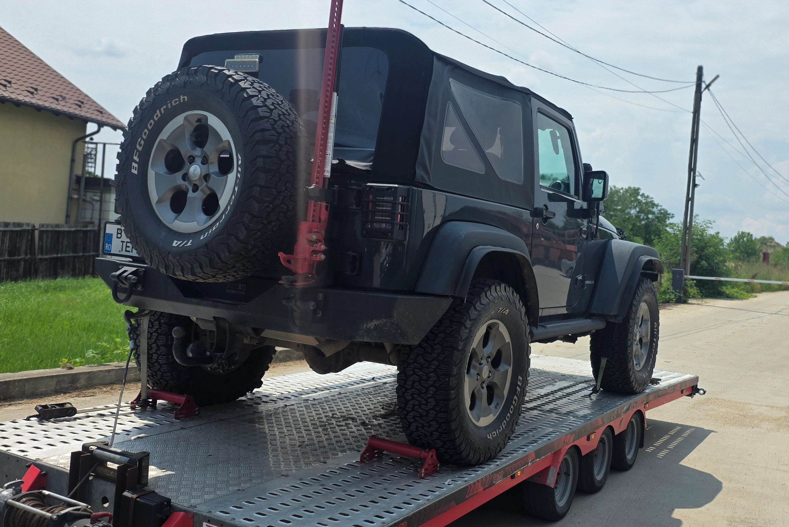 Jeep Wrangler transportat pe platformă