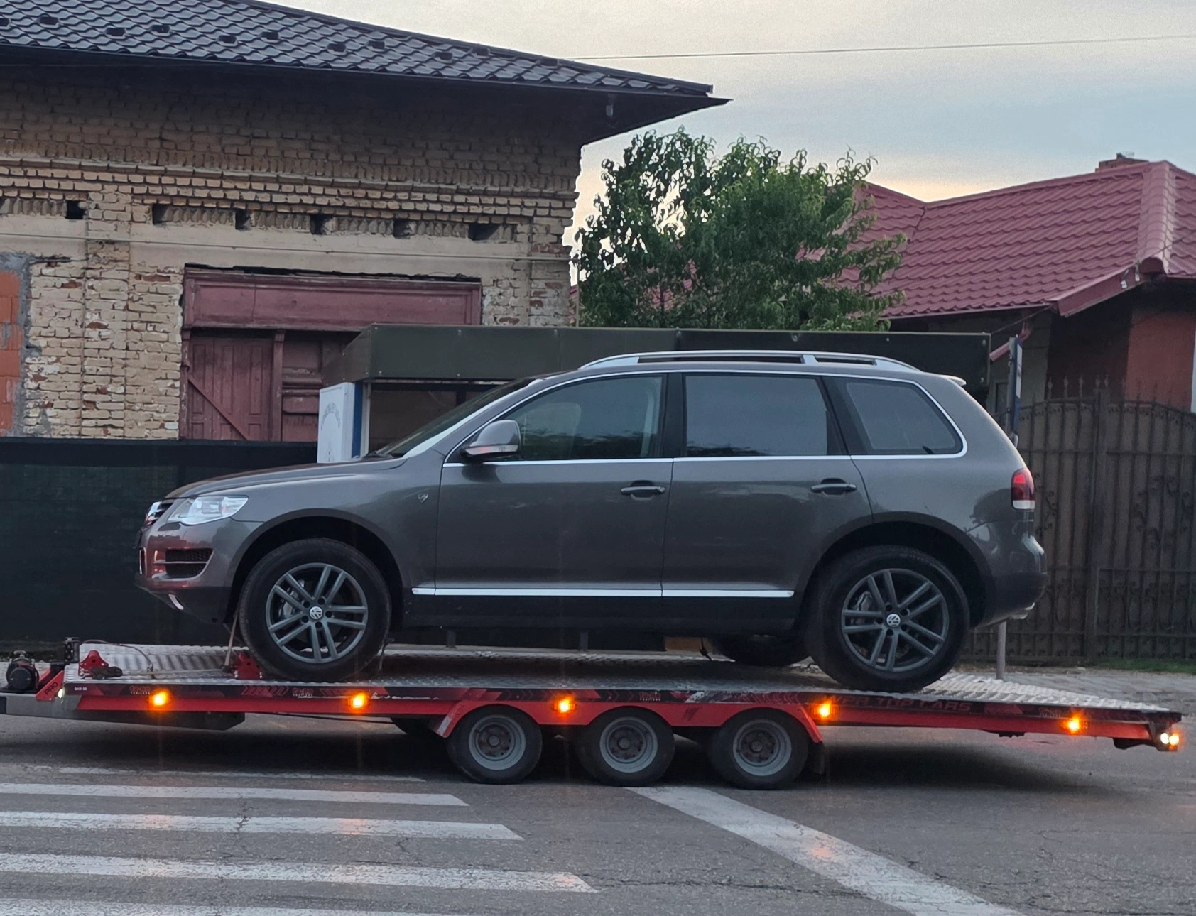 Volkswagen Touareg transportat pe platformă