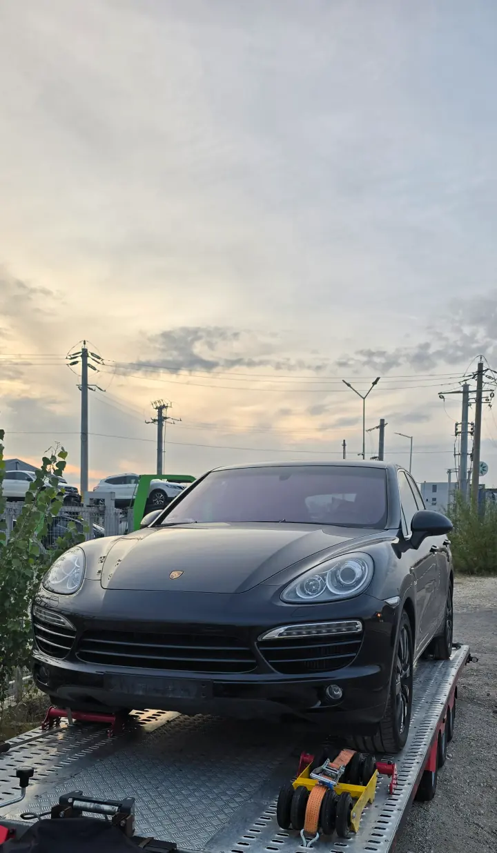 Porsche Cayenne transportat pe platforma TractariAG